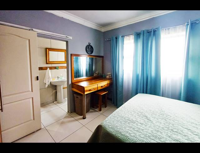 7 BEDROOM FREESTANDING FOR SALE IN KLEINMOND CENTRAL